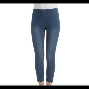 LYSSE Scalloped Edge Legging. Size Small.
